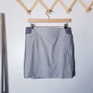 ATHLETA GRAY AND WHITE STRIPED SKIRT WITH ATTACHED SHORTS SIZE 10